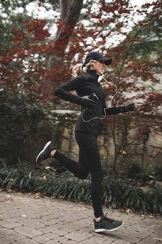 Black Runners Outfit Woman, Black Running Outfit, Running Outfits For Women Cold, Cold Workout Outfit, Running Outfit Cold, Cold Weather Running Outfit, Lululemon Running Outfit, Cold Running Outfit, Winter Running Outfit