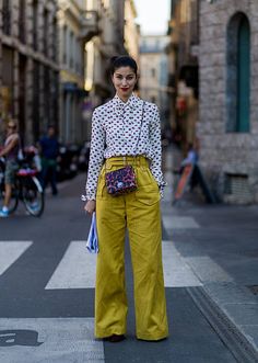 Marlene Hose, Milan Fashion Week Street Style, Tokyo Street Fashion, Yellow Pants, Dot Shirt, Dot Dot, Womens Fashion Casual Spring, Womens Fashion Casual Summer, Polka Dot Shirt