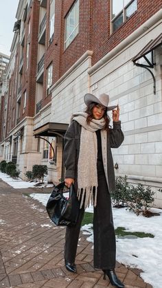 Winter Cowboy Hat Outfit, Celebrity Cowboy Boots Outfit, Western Hat Outfit Winter, Cowboy Hat Outfit Woman Winter, Styling Cowboy Hat, Women’s Cowboy Hat Outfits, Black Felt Cowboy Hat Outfit, Cowgirl Airport Outfit, Texas In Winter Outfits