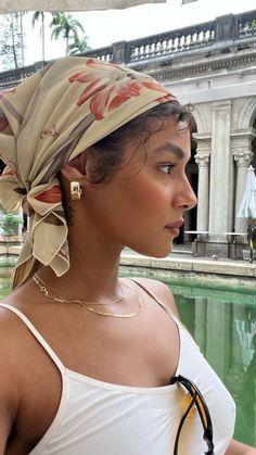 Silk Headscarf Styles, Scarf Hairstyles Curly Hair, Halloween Hairstyles For Women, Headscarf Outfit, Head Scarf Summer, Headscarf Styles, Head Scarf Outfit, Halloween Hairstyle, Short Hair Inspiration