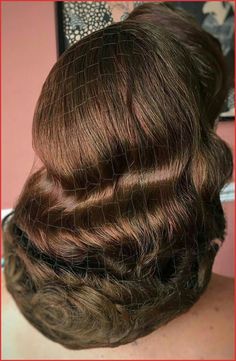 Easy vintage hairstyle ideas | Trendy hairstyle ideas | Hairstyle tutorial ideas Hairnet Hairstyles, Cabelo Pin Up, Easy Vintage Hairstyles, 40s Hairstyles, 50s Hairstyles, 1940s Hairstyles, Pin Up Hair, Athletic Hairstyles, Retro Hairstyles