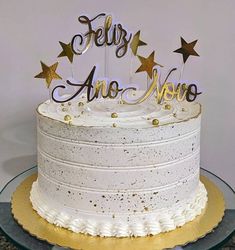 Bolo de Ano Novo: 40 modelos + 4 tutorias para uma sobremesa de estilo! #bolo #anonovo #reveillon #dicas #decoração #bolotematico #bolodecorado New Year Cake Designs, Bakery Store, New Year's Cake, Desain Editorial, Easy Cake Decorating, Drip Cakes, Eve Parties, Food Humor, New Years Eve Party