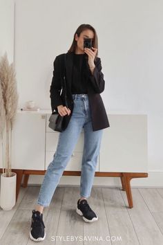 OMG how great are these minimalist outfits with blue jeans?! I love denim so much, I'm definitely trying these. Edgy Minimalist Outfits Women, Classic Minimalist Outfits, Faculty Outfits, Blue Jean Outfit Women, How To Style Light Blue Jeans, Outfits Light Blue Jeans, Outfits With Blue Jeans, Classy Minimalist Outfits, Minimalist Aesthetic Outfit