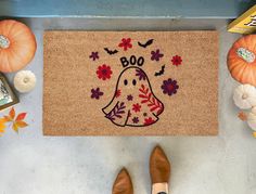 Floral and Ghost Halloween Doormat Boho Halloween Decor Front Porch, Fall Diy Doormat, Mushroom Doormat, Fall Door Mats Diy, Fall Welcome Mat, Doormat Diy, Halloween Diy Door, Artsy Projects, Diy Doormat