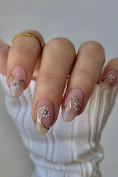 Discover 24 colourful nail design ideas that you’ll want to try this spring. Credit: nail_blisss_ Nails Yellow, Graduation Nails, Subtle Nails, Flower Nail Designs, Her Nails, Casual Nails, Flower Nail, Minimalist Nails