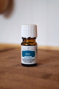 Using Basil, Using Rosemary, Essential Oil Chart, Rid Of Dandruff, Basil Essential Oil, Natural Bug Repellent, Getting Rid Of Dandruff, Basil Oil, Rosemary Essential Oil