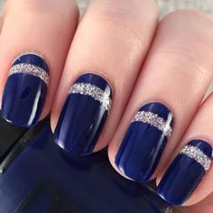 Get classic with this midnight blue nail art design. On top are thick linings of silver glitter nail that compliments beautifully with the midnight blue background. Patriotic Fingernails, Nail Art Bleu, Blue Manicure, Sparkle Nail Designs, Blue Nail Art Designs, Dark Blue Nails, Navy Blue Nails, Silver Glitter Nails, Pride Nails