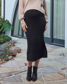 This stylish fitted maternity skirt with side seam split is a must have for a fashion mum-to-be. The material is stretchy for extra comfort and will fit comfortably over your growing bump. Pregnancy Capsule Wardrobe, Maternity Tracksuit, Fashion Mum, Maternity Ootd, Winter Maxi Skirt Outfit, Maternity Work Dresses, Side Split Skirt