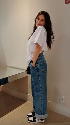 Outifit |look do dia | inspiração | pinterest Classy Trendy Outfits, Jeans And T Shirt Outfit, Cold Fashion, Outfits Con Jeans, Look Retro, Causal Outfits, Swag Outfits For Girls, Causual Outfits, Wide Jeans