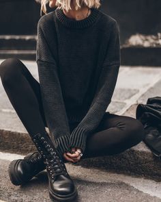 Black Sweater Aesthetic, Moody Clothes, Dragon Book, Look Rock, Fashion Goals, High Waist Leggings, Extra Long Sleeves, Autumn Colors