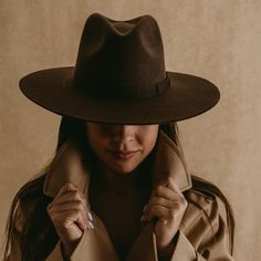 "Looking for a hat that will help you stand out from the crowd? Check out the Brown Felt Fedora Hat. This eye-catching hat is handmade in México from wool to felt, and features a 10 centimeter wide brim. The elegant brown color is perfect for any outfit, and the hat can be worn all year round. * Handmade in México * Made from natural materials * 5-star rated model * Etsy's pick: selected by Etsy's style and trend editors SIZES Medium (M) = head circumference of 56 - 58.5cm Large (L) = head circu Hat Trends 2024, Brown Fedora Hat Outfit, Outfits With Fedoras For Women, Winter Fedora, Fedora Fashion, Fedora Women, Brown Fedora, Mexican Hat, Black Fedora