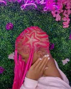 Pink Braids With Curls, Design Fulani Braids, Fulani Braids Curls, Braids Hairstyles Fulani, Fulani Braids With Design, Fulani Braids Hairstyles Designs, Hairstyles Fulani Braids, Fulani Braids With Curls, Braids Hairstyles With Curls