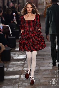 Punk Street Style, Kawaii Outfit, Ski Style, Red Plaid Dress, Grunge Coquette, London Fall, Fallen London, Ballet Core, Ski Fashion