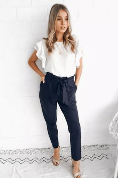 Business Casual Dress Outfits, Summer Business Attire, Business Casual Dress Code, Paper Bag Pants, Work Outfit Office, Bag Pants, Mode Tips, Chique Outfits, Business Casual Outfits For Women