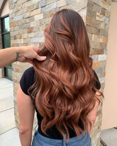 Caramel Brownies Hair Color, Brown Hair With Strawberry Balayage, Copper Brown Hair With Dark Roots, Cooper Bayalage, Red Brown Hair Color Balayage, Deep Red Balayage Hair, Brown And Ginger Hair, Cobrizo Hair