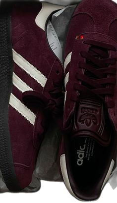 Samba Outfit Ideas, Adidas Samba Outfits, Samba Outfits, Jean Beige, Adidas Samba Outfit, Samba Outfit, Burgundy Outfit, Skandinavian Fashion