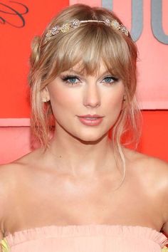 taylor swift is wearing a headband with flowers on it