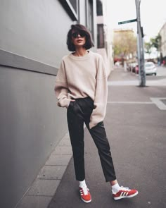 Instagram Winter Mode Outfits, Minimalist Moda, Womens Outfit, Ootd Fall, Fall Ideas, Winter Clothing, Sneakers Outfit, Outfit Style