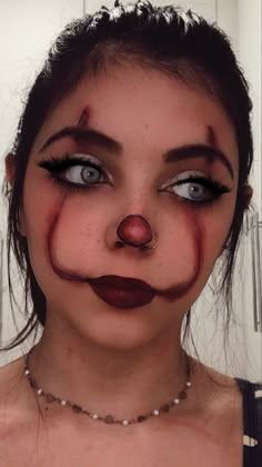 Cute Simple Clown Makeup, It The Clown Makeup, Killer Clown Makeup Easy, Halloween Clown Makeup Aesthetic, Maquillaje Halloween Aesthetic, Pennywise Makeup Girl, Simple Halloween Makeup Ideas, Clown Hairstyles, Clown Makeup Simple