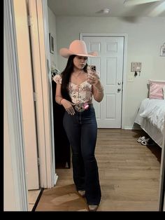 Cowboy Outfits For Women, Vaquera Fits, Jaripeo Outfits, Baile Outfits, Vaquera Outfits, Western Girl Outfits, Cowgirl Style Outfits, Outfits For Mexico, Latina Fashion Outfits