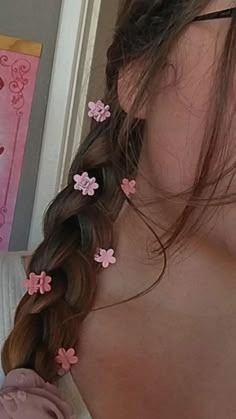 Braid Hairstyle With Flowers, Side Clips Hairstyles, Braided Flower Hair, Hairstyles With Mini Flower Clips, Mini Flower Hair Clips Hairstyles, Mini Flower Clip Hairstyles, Tiny Flower Clips Hairstyles, Flower Clips In Hair, Hair With Small Clips