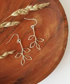 Beautiful handcrafted, branch shaped, silver wire earrings Super lightweight and dainty, you can hardly tell you're wearing them! Measurements: 4.5cm including hook 0.5mm wire Silver plated french hooks The designs may differ ever so slightly due to the nature of the wire and the shaping process.  All orders will arrive neatly, wrapped in ecofriendly friendly packaging If you are ordering as a gift, please let us know at the checkout and we can arrange to add a personalised note in your order for you if you wish Wire Earring Shapes, Wire Earring Designs, Wire Jewellery Earrings, Wire Earing Ideas, Wire Leaf Earrings, Simple Earrings Design, Diy Necklace Wire, Wire Jewelry Patterns Earrings, Wire Earrings Ideas