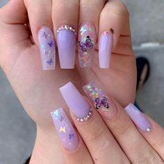 Aprende paso a paso como convertir tu mano en un pincel para hacer las decoaciones mas solicitadas por las mujeres hoy día, con pedreria, 3D, distintos acabados y efectos. Tendrás cada trimestre todas las actualizaciones en tendencia. Lavender Nails, Purple Nail, Bright Nails, Butterfly Nail