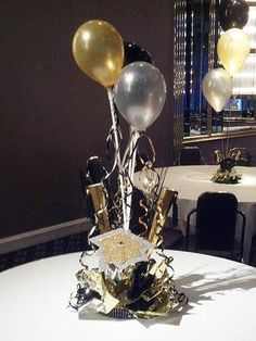 Graduation Ceremony Table Decor UAE Reunion Decorations, Deco Ballon, Senior Graduation Party, Gold Graduation Party, Graduation Party High, Graduation Open Houses, Graduation Tables, Graduation Party Centerpieces, Graduation Party Planning