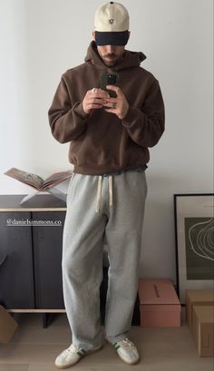 Men’s Comfy Street Wear, Men Gray Sweatpants Outfit, Soft Comfy Aesthetic, Guys Wearing Sweatpants, Casual Comfy Men Outfits, Men’s Outfit Sweats, Mens Lounge Outfits, Comfy Outfits Men Winter, Dark Grey Sweatpants Outfit Men