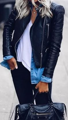 layers. white tee. denim shirt. leather biker jacket. spring street style. Denim Shirt Outfits, Looks Jeans, Leather Jacket Outfits, Cooler Look, Outfits Fall, Winter Trends, Winter Warmers