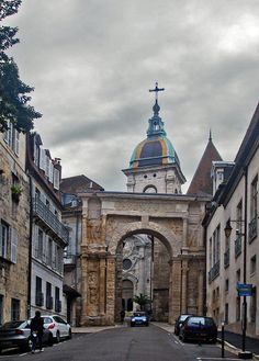 an arch in the middle of a city street