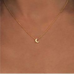 Moon Gold Necklace, Dainty Moon Necklace, Gold Necklace Delicate, Moon Gold, Gold Moon Necklace, Pretty Jewelry Necklaces, Fotografi Vintage, Boho Layering, Small Necklace