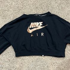 Brand New Nike Air Zip Up Crewneck! Super Unique And Cute! Cropped But At A Perfect Length! Never Worn! Cute Crewnecks Nike, Maroon Nike, Gold Decal, Rose Gold Logo, Tops Nike, Nike Crewneck, Nike Sweats, Cropped Crewneck, Womens Sweatshirts Hoods