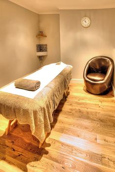 Design a calming massage room, even in a small space! Discover 24 decor ideas to help you create a peaceful and relaxing environment. Explore more in our blog post! Massage Room Ideas, Spa London, Remedial Massage, Upholstered Wall Panels, Massage Clinic, Thick Curtains