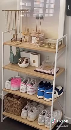 aesthetic room organisation of claw clips makeup jewellery sunglasses that girl bedroom autumn fall vibes trainers sneaker organisation Hairstyles Tiktok, Chicken Crochet, Beach Fitness, Room Organisation, Shoes Inspiration, Hairstyles Aesthetic, Fashion Hairstyles, Apartment House, Dorm Room Inspiration