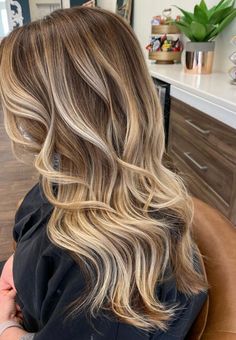 Bayalage Dirty Blond, Golden Honey Blonde Hair Balayage, Brunette To Blonde Hair, Highlights Brown Hair Balayage, Blonde Highlights Curly Hair, Dimensional Balayage, Blonde Hair Goals, Summer Blonde Hair