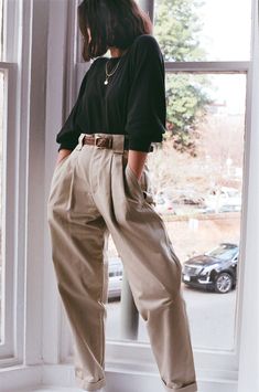 The Na Nin Townes Trousers are inspired by classic 90s style and can be worn in many ways throughout the seasons. Made with lightweight cotton, they are durable, yet allow for movement and feature a relaxed waistline that can be worn high or low on the waist. The thoughtful details of these trousers include pockets, belt loops, cuffs and double pleats. For an elegant classic look, pair with our Fiona Top in cotton poplin and your favorite gold pieces from our In House Jewelry Line. 100% Cotton M Rok Midi, Sandal Tali, Mode Shoes, Skandinavian Fashion, Fall Inspiration, Elegante Casual, People Standing