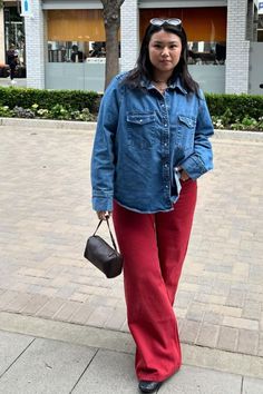 Foto: marina_torres - Quer valorizar seus looks com jaqueta jeans? Confira maneiras atuais e super descoladas de combinar a peça, do dia a dia ao look noturno. Jaqueta jeans e calça vermelha.