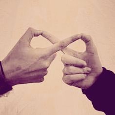 two hands making a heart shape with the words que seja enquanto dure