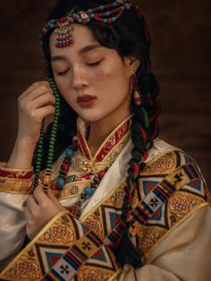 Tibetan style retro ethnic style forehead decoration exotic style forehead chain eyebrow center fall Western Tibetan photography Bohemian headdress – ipotala.com Tibetan Braids, Tibetan Clothing, Forehead Chain, Medieval Woman, Female Knight, Exotic Fashion, Hair Reference, Chinese Clothing, Traditional Clothing