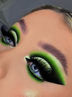 Christmas eyeshadow look: green grinch vibe Neon Green And Black Eyeshadow, Royal Blue Make Up Looks, Black And Green Makeup Looks, Green And Black Makeup Looks, Green Black Makeup, Lime Green Makeup Look, Makeup Verde, Christmas Eyeshadow Looks, Festival Eye Makeup