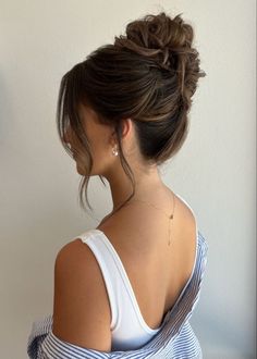 Nothing like a messy updo for that chic and casual look! Messy updos are incredibly attractive. If you think messy updos are boring then you should check out this gallery of messy updos. You can find hairstyles like messy updos with straight hair, messy updos with curly hair, messy updos with short hair, messy updos ... Bridemaids Hairstyles, Messy Hair Updo, Wedding Guest Hairstyles, Trendy Hairstyle