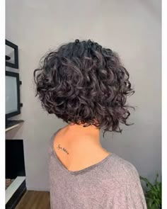 Pelo Bob Ondulado, Curly Hair Designs, Short Curly Bob Hairstyles, Short Stacked Bob Haircuts, Curly Bobs, Curly Short Hair, Short Curly Hairstyles For Women, Curly Cuts, Dark Curly Hair