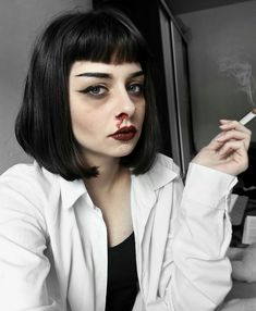 Disfraz Mia Wallace, Mia Wallace Makeup, Pulp Fiction Halloween Costume, Halloween Costumes For Work, Halloween Coustumes, Short Dark Hair, Scary Makeup, Last Minute Halloween Costumes, Halloween Inspo