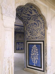 an archway with blue and white designs on it