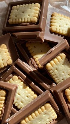 chocolate and peanut butter crackers are arranged on top of each other