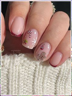 Nail Tip Inspiration, Nails Cute Christmas, Cute Gel Nails Christmas, Extra Short Christmas Acrylic Nails, Nude Nails For Christmas, Tiny Design Nails, Christmas Nails With Ornaments, French Tip Nails Christmas Simple, Christmas Nail Gingerbread