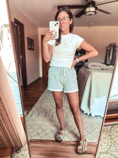 Summer Relaxed Fit Shorts For Loungewear, Basic Loungewear Shorts For Summer, Cute Relaxed Fit Loungewear Shorts, Basic Summer Lounge Shorts, Grey Sweat Shorts Outfit, Summer Lounge Sweat Shorts, Birkenstock Summer Outfit, Comfortable Outfits Lazy Days, Stylish Loungewear Outfit