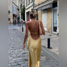 Questions? Leave A Comment Below! Yellow Midi Dress, Long Dress Casual, Open Back Dresses, Satin Maxi Dress, Mode Inspo, Midi Dress Sleeveless, Casual Look, Stunning Dresses, Yellow Dress