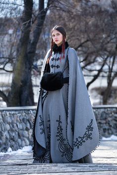 Fantasy Winter, Gaun Abad Pertengahan, Winter Cloak, Womens Costumes, Skandinavian Fashion, Peacoats, Medieval Clothing, Fantasy Gowns, Medieval Dress